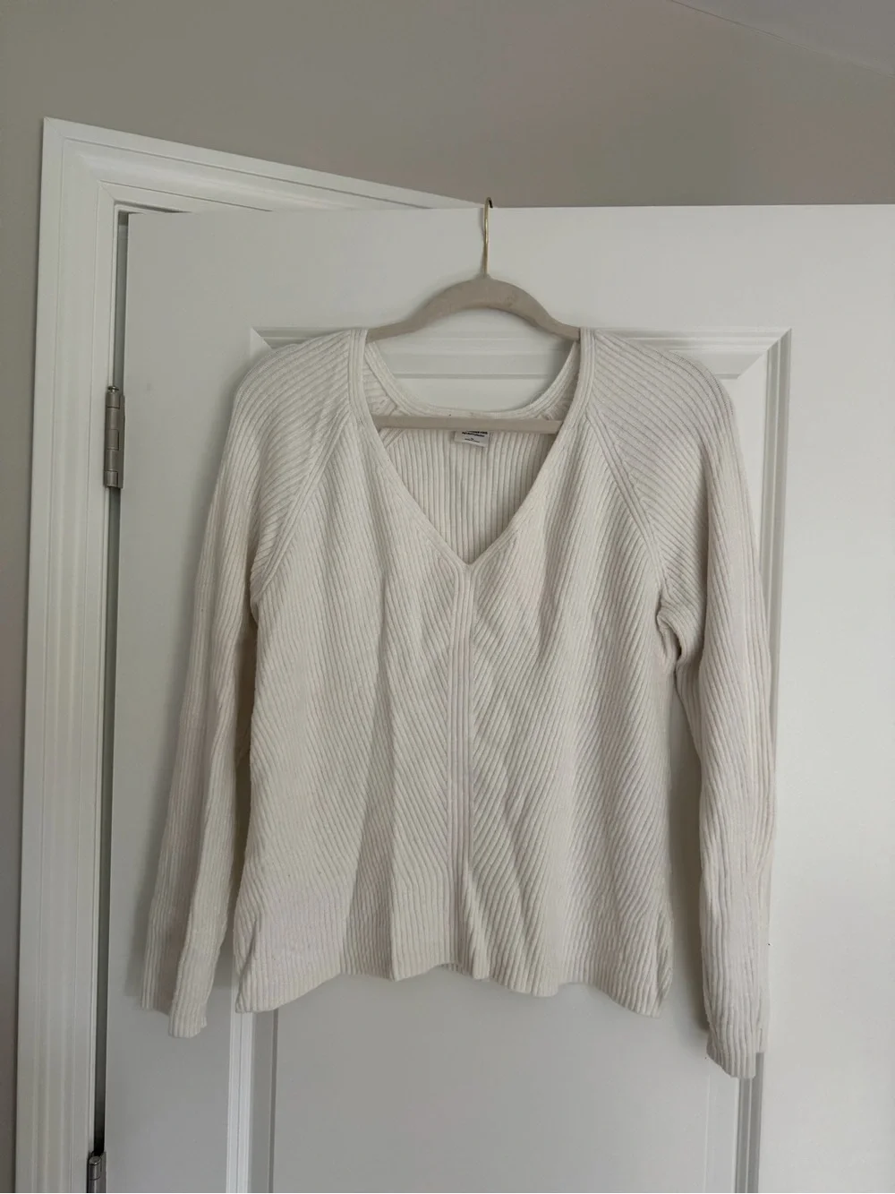 Women's White V-Neck Ribbed Abercrombie Sweater